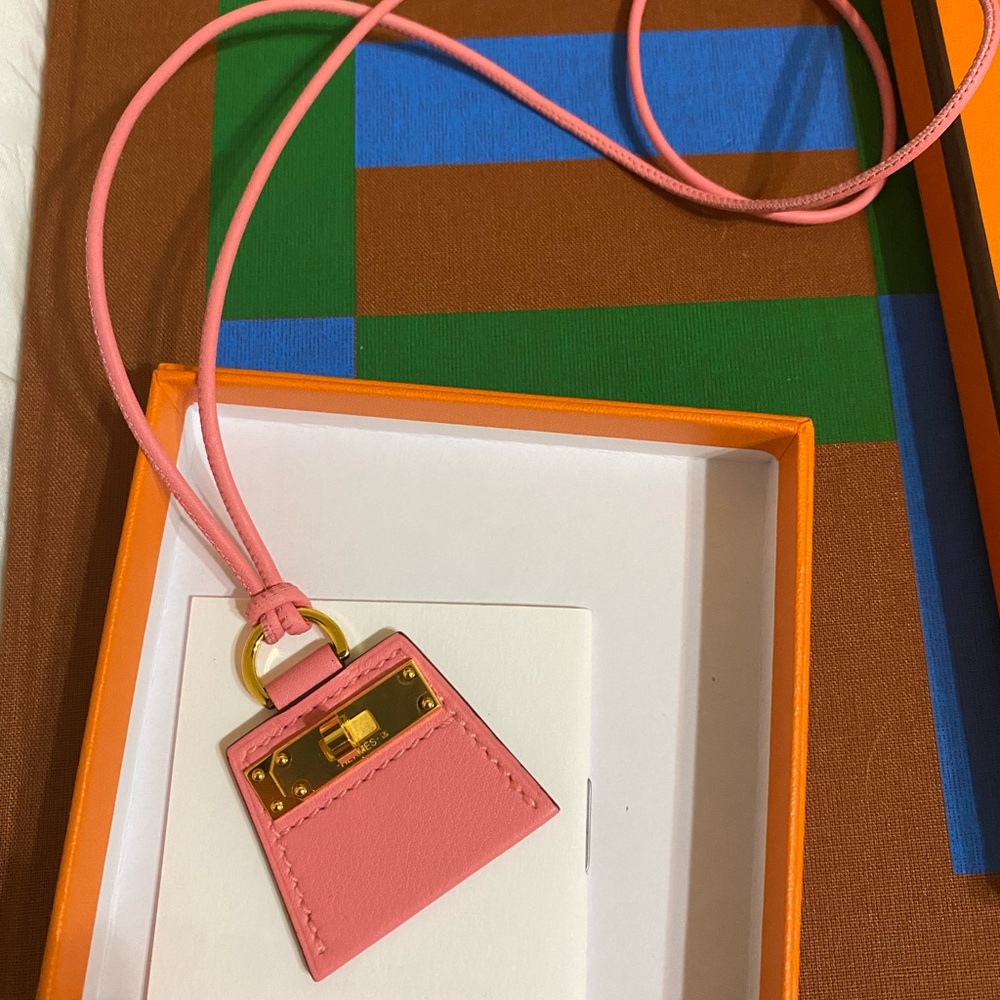 HERMÈS MONPETITKELLY PRINTED PENDANT NECKLACE - Picture 9 of 16